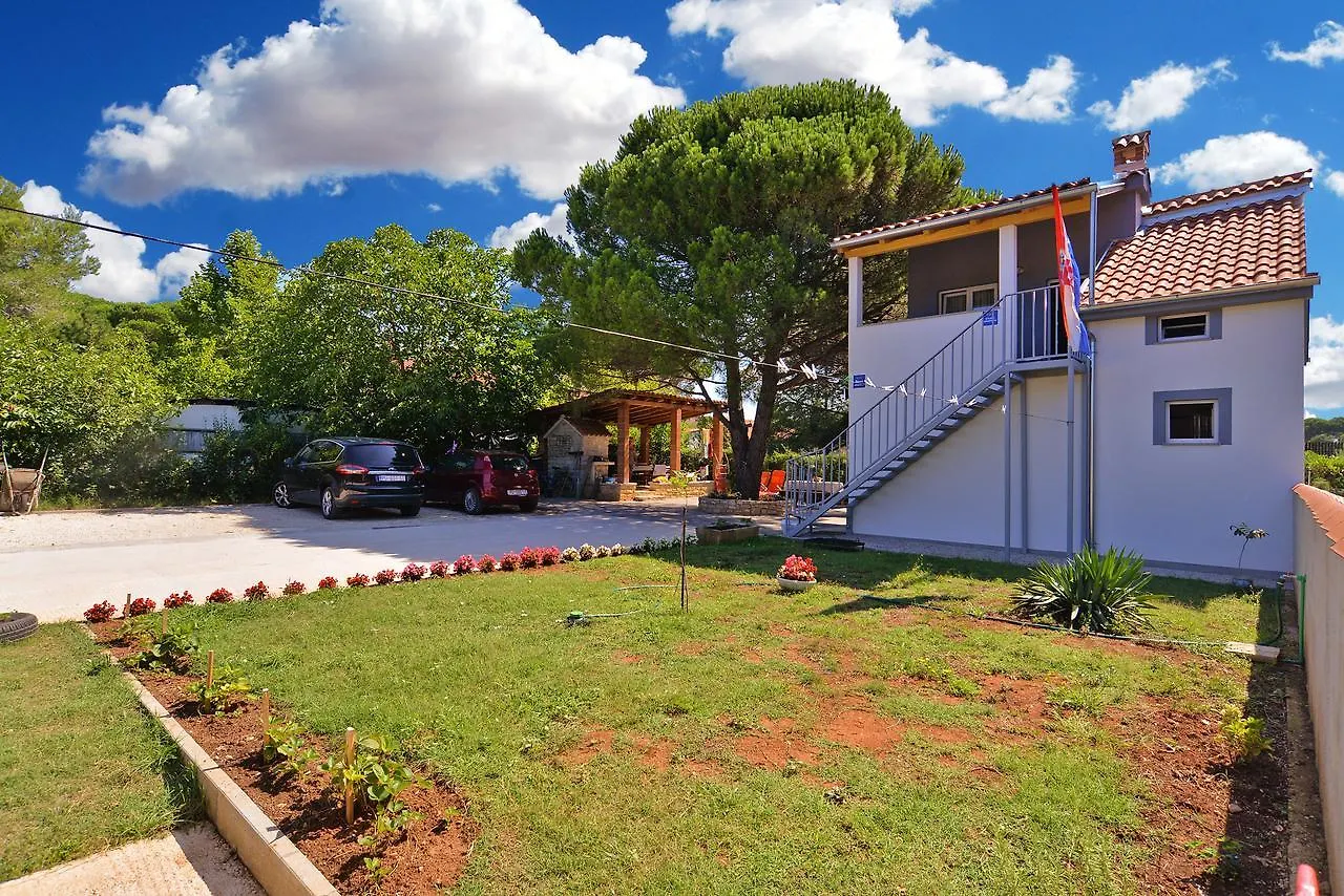 Apartments Josip 1713 Fažana